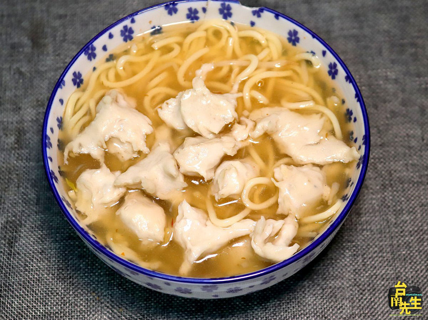 台南肉燥飯／無店名無招牌超低調／從路邊攤賣到變店面／傳承三代飄香近60年／台南極少數不甜的肉燥飯／在地人從小吃到大／老饕私藏多年口袋名單