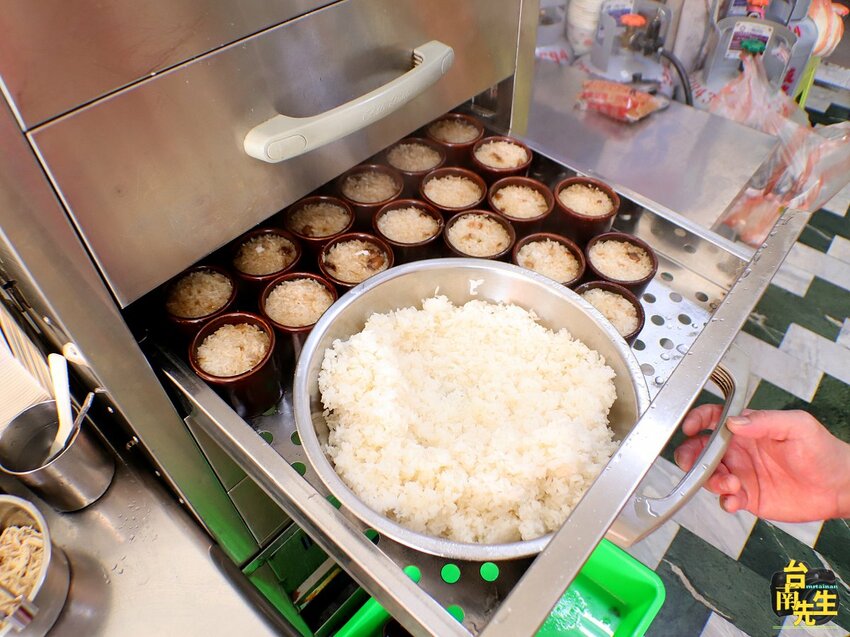 台南肉燥飯／無店名無招牌超低調／從路邊攤賣到變店面／傳承三代飄香近60年／台南極少數不甜的肉燥飯／在地人從小吃到大／老饕私藏多年口袋名單