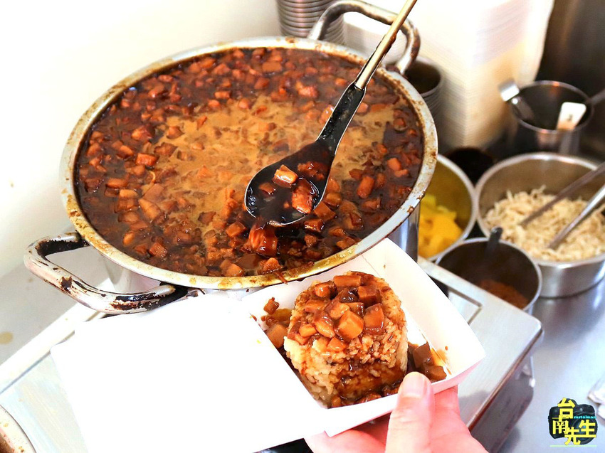 台南肉燥飯／無店名無招牌超低調／從路邊攤賣到變店面／傳承三代飄香近60年／台南極少數不甜的肉燥飯／在地人從小吃到大／老饕私藏多年口袋名單