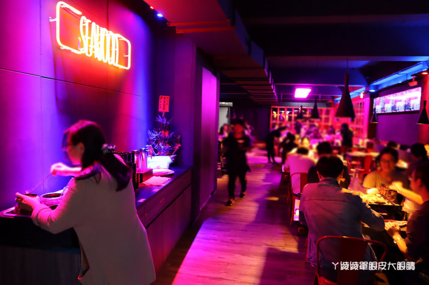 新竹美食宵夜推薦水貨烤魚！四川重慶麻辣烤魚火鍋，超夯夜店風裝潢嗨翻新竹