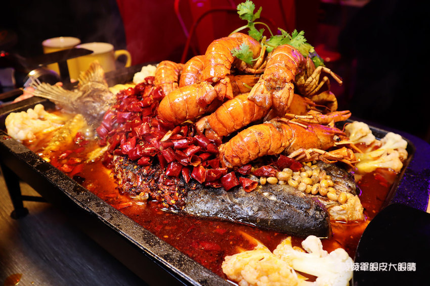 新竹美食宵夜推薦水貨烤魚！四川重慶麻辣烤魚火鍋，超夯夜店風裝潢嗨翻新竹