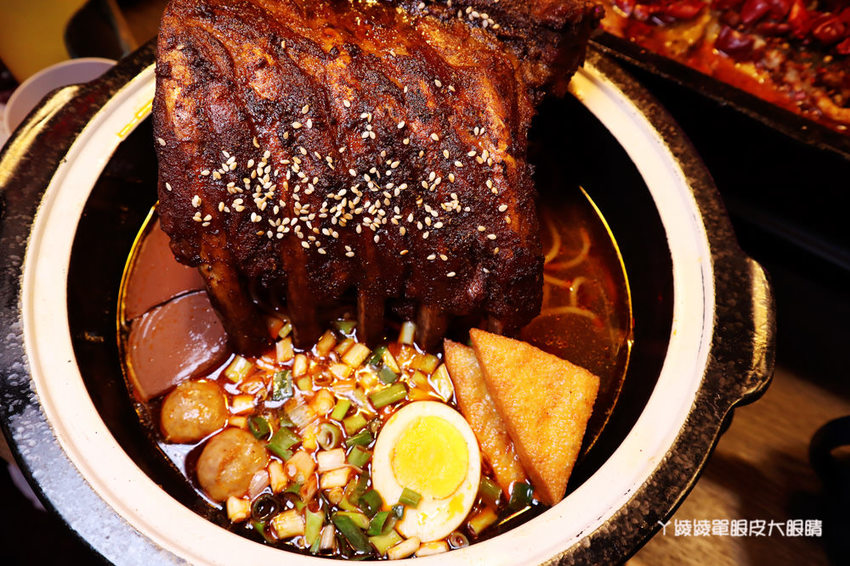 新竹美食宵夜推薦水貨烤魚！四川重慶麻辣烤魚火鍋，超夯夜店風裝潢嗨翻新竹