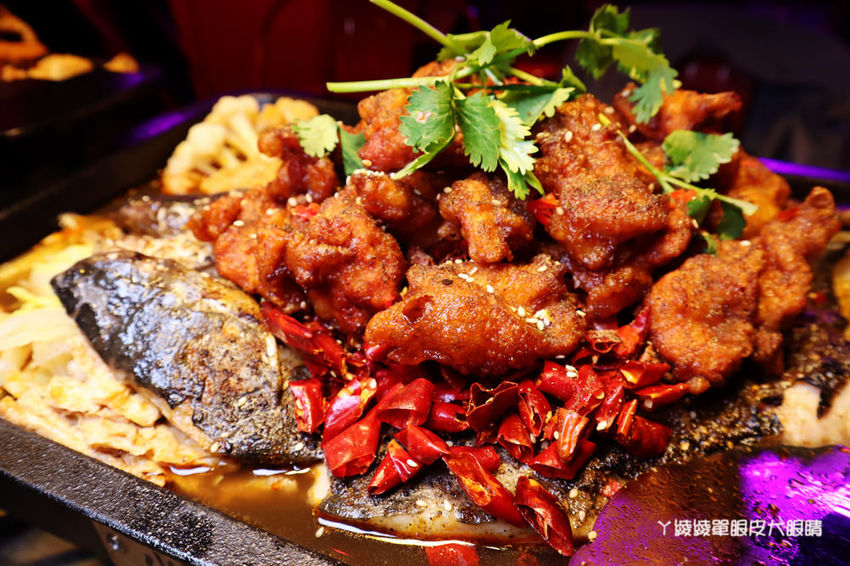 新竹美食宵夜推薦水貨烤魚！四川重慶麻辣烤魚火鍋，超夯夜店風裝潢嗨翻新竹