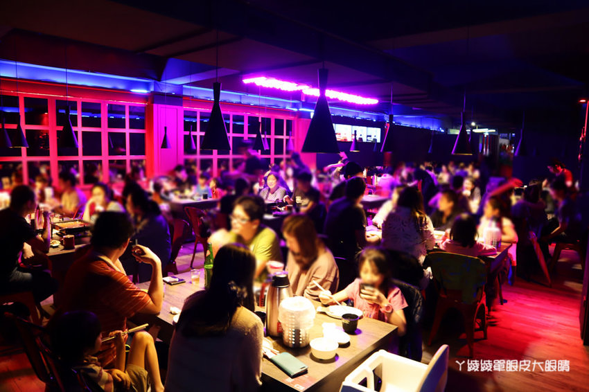 新竹美食宵夜推薦水貨烤魚！四川重慶麻辣烤魚火鍋，超夯夜店風裝潢嗨翻新竹