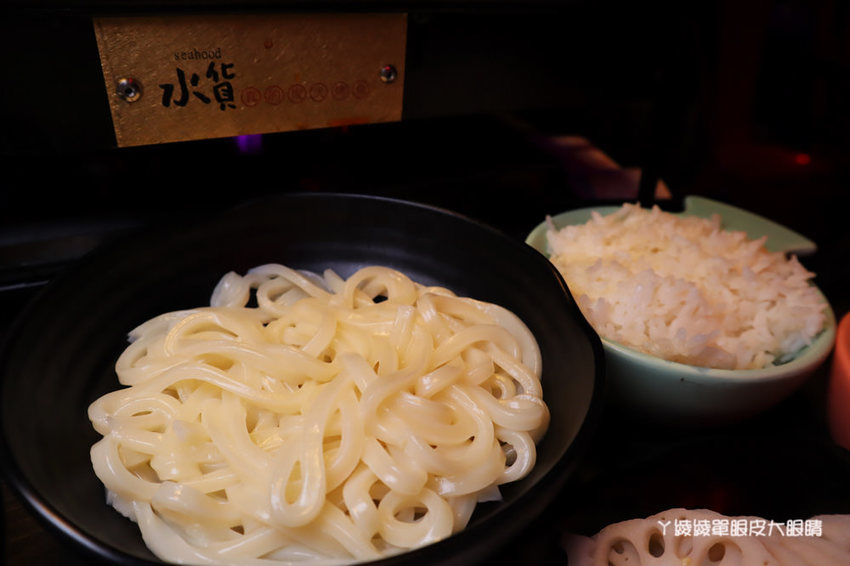 新竹美食宵夜推薦水貨烤魚！四川重慶麻辣烤魚火鍋，超夯夜店風裝潢嗨翻新竹