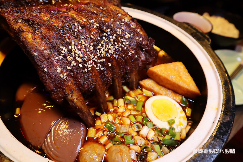 新竹美食宵夜推薦水貨烤魚！四川重慶麻辣烤魚火鍋，超夯夜店風裝潢嗨翻新竹