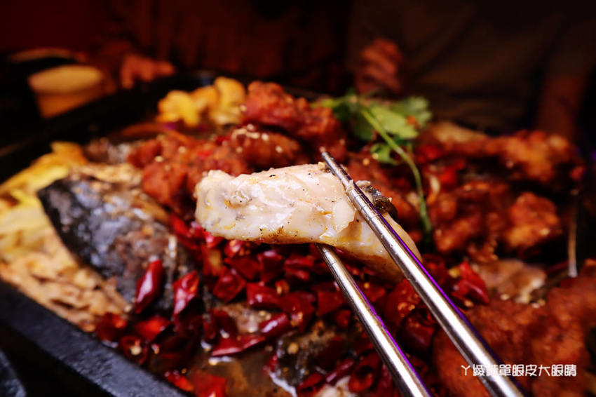新竹美食宵夜推薦水貨烤魚!四川重慶麻辣烤魚火鍋,超夯夜店風裝潢嗨翻新竹