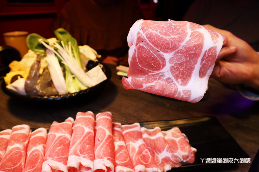 新竹美食宵夜推薦水貨烤魚!四川重慶麻辣烤魚火鍋,超夯夜店風裝潢嗨翻新竹