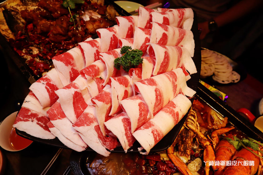 新竹美食宵夜推薦水貨烤魚！四川重慶麻辣烤魚火鍋，超夯夜店風裝潢嗨翻新竹