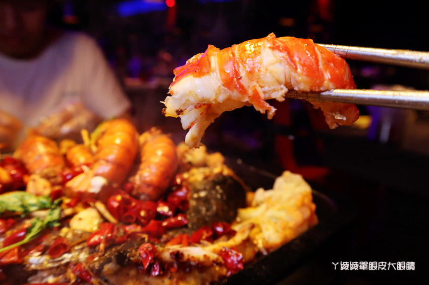 新竹美食宵夜推薦水貨烤魚！四川重慶麻辣烤魚火鍋，超夯夜店風裝潢嗨翻新竹