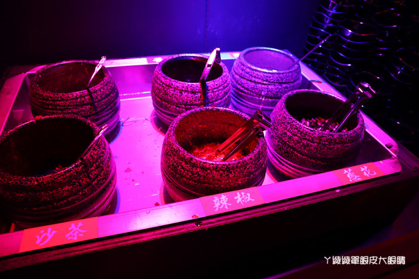 新竹美食宵夜推薦水貨烤魚！四川重慶麻辣烤魚火鍋，超夯夜店風裝潢嗨翻新竹