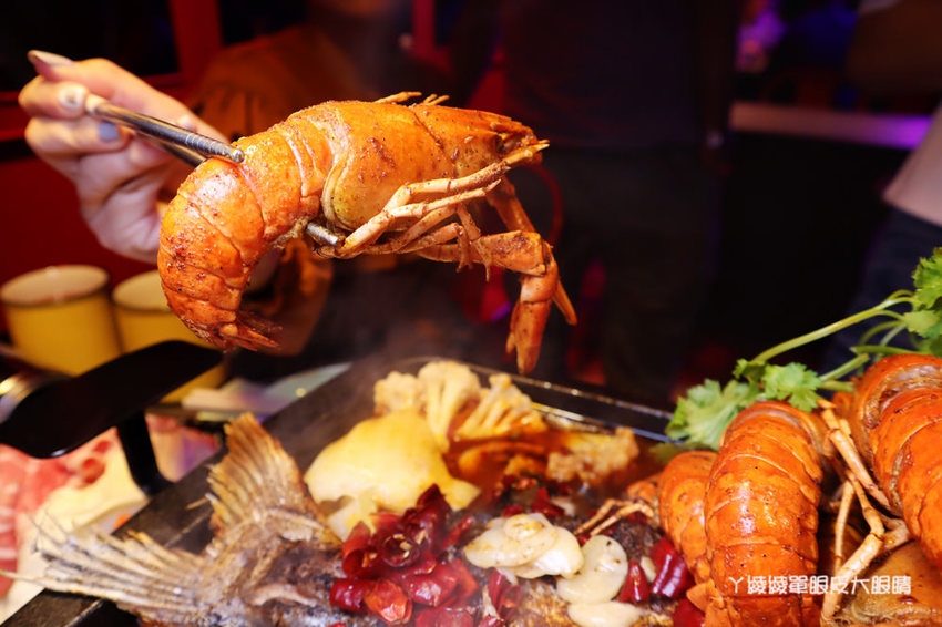 新竹美食宵夜推薦水貨烤魚!四川重慶麻辣烤魚火鍋,超夯夜店風裝潢嗨翻新竹