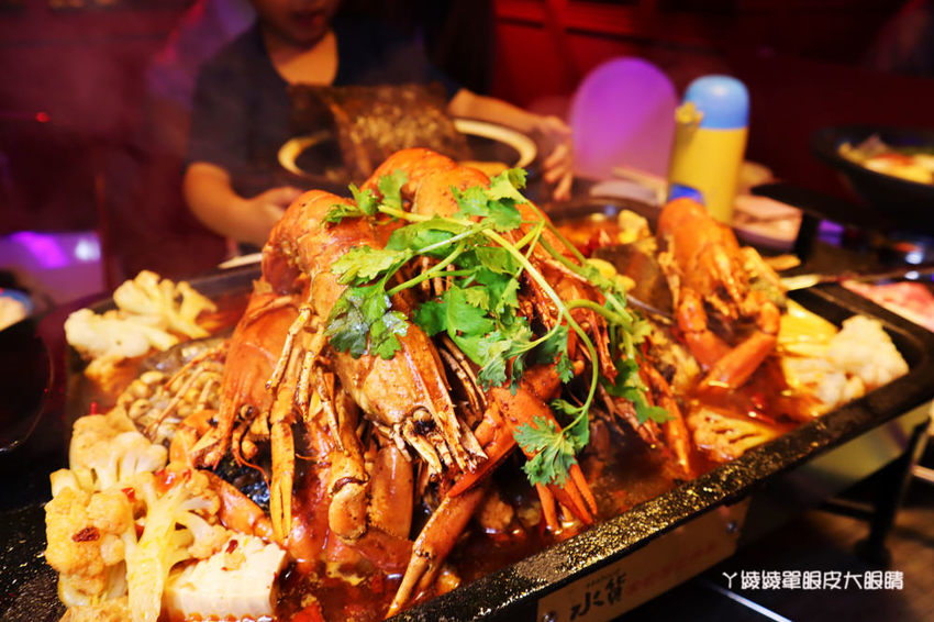 新竹美食宵夜推薦水貨烤魚！四川重慶麻辣烤魚火鍋，超夯夜店風裝潢嗨翻新竹