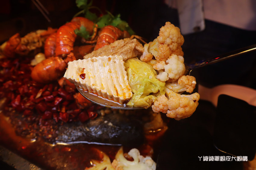 新竹美食宵夜推薦水貨烤魚！四川重慶麻辣烤魚火鍋，超夯夜店風裝潢嗨翻新竹