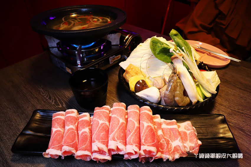 新竹美食宵夜推薦水貨烤魚!四川重慶麻辣烤魚火鍋,超夯夜店風裝潢嗨翻新竹