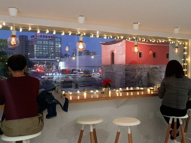 台北美食||MKCR山小孩咖啡-鬧中取靜的一幢兩層樓白房 ||中正區、北門、不限時