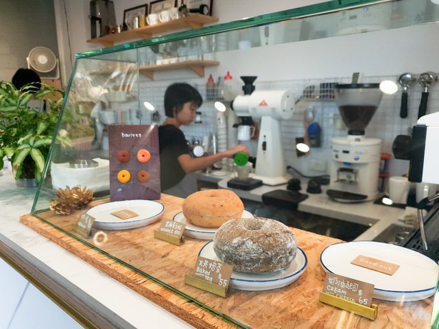 台北美食||MKCR山小孩咖啡-鬧中取靜的一幢兩層樓白房 ||中正區、北門、不限時