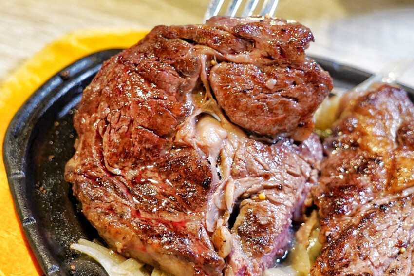 老字號牛排推出新活動！現煎北海道生食級干貝只要19元！每人每客最多爽吃6顆～