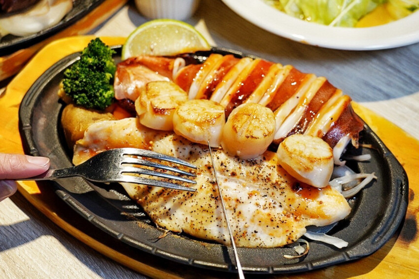 老字號牛排推出新活動！現煎北海道生食級干貝只要19元！每人每客最多爽吃6顆～