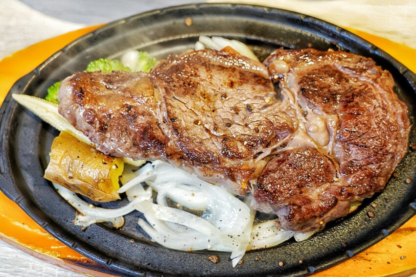 老字號牛排推出新活動！現煎北海道生食級干貝只要19元！每人每客最多爽吃6顆～