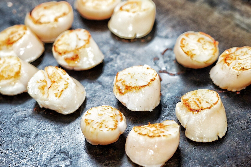 老字號牛排推出新活動！現煎北海道生食級干貝只要19元！每人每客最多爽吃6顆～