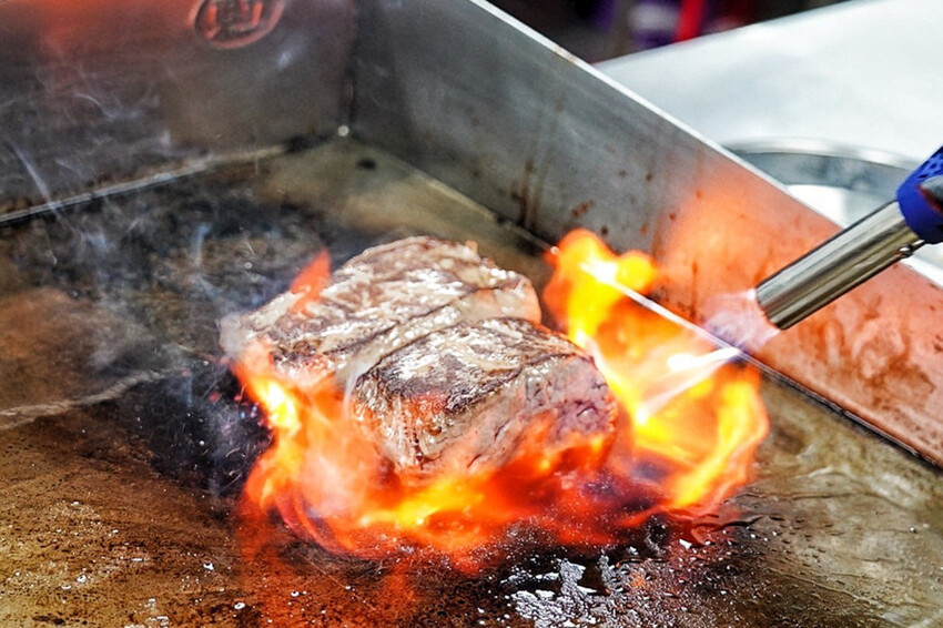 老字號牛排推出新活動！現煎北海道生食級干貝只要19元！每人每客最多爽吃6顆～