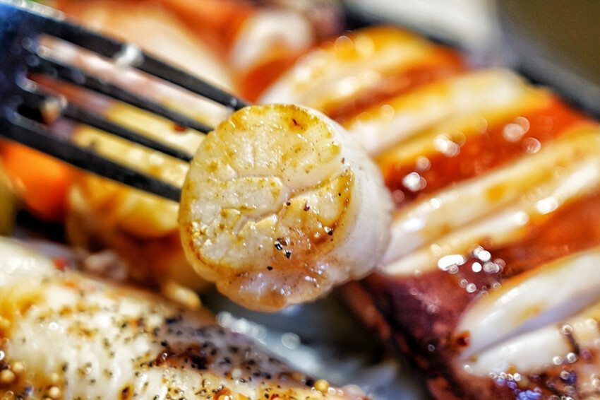 老字號牛排推出新活動！現煎北海道生食級干貝只要19元！每人每客最多爽吃6顆～