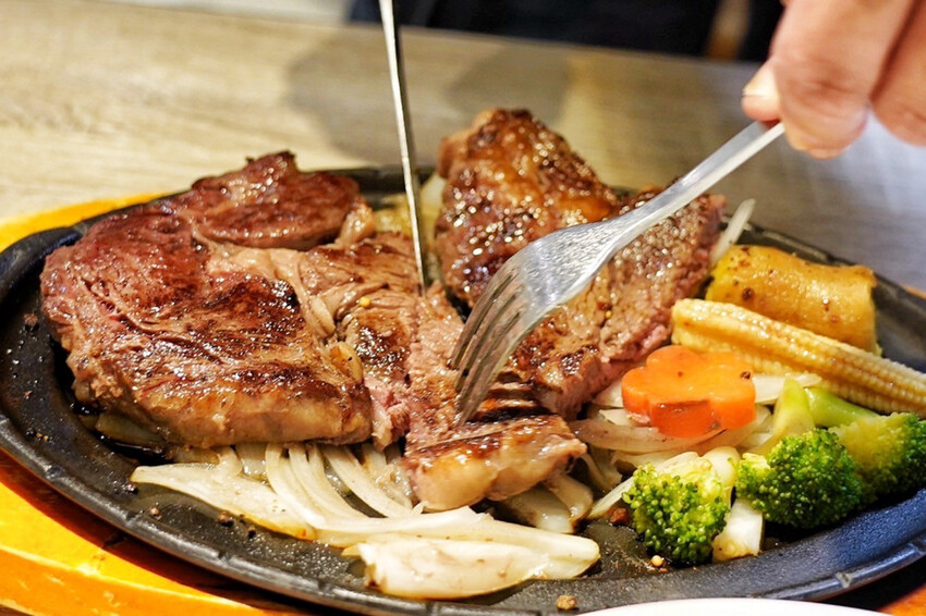 老字號牛排推出新活動！現煎北海道生食級干貝只要19元！每人每客最多爽吃6顆～