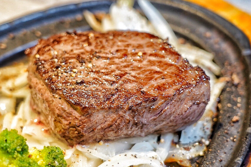 老字號牛排推出新活動！現煎北海道生食級干貝只要19元！每人每客最多爽吃6顆～