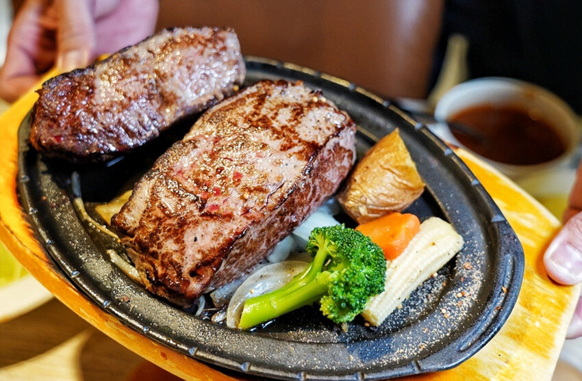 老字號牛排推出新活動！現煎北海道生食級干貝只要19元！每人每客最多爽吃6顆～