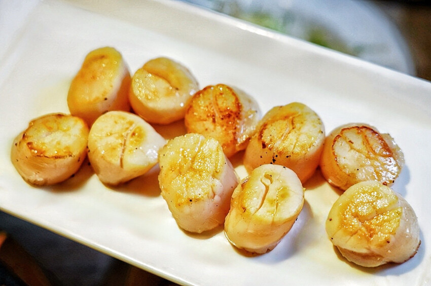 老字號牛排推出新活動！現煎北海道生食級干貝只要19元！每人每客最多爽吃6顆～