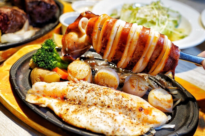 老字號牛排推出新活動！現煎北海道生食級干貝只要19元！每人每客最多爽吃6顆～