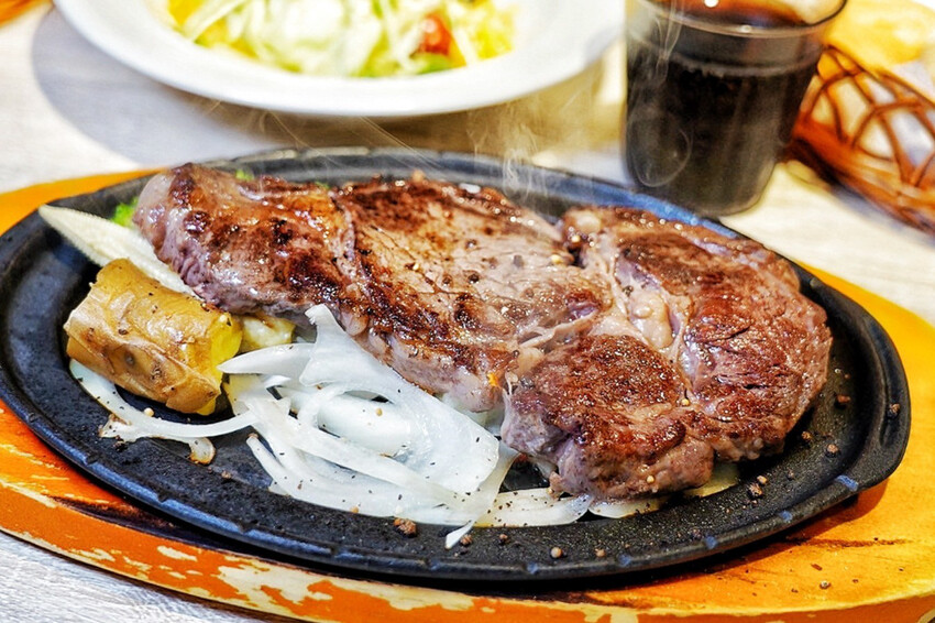 老字號牛排推出新活動！現煎北海道生食級干貝只要19元！每人每客最多爽吃6顆～