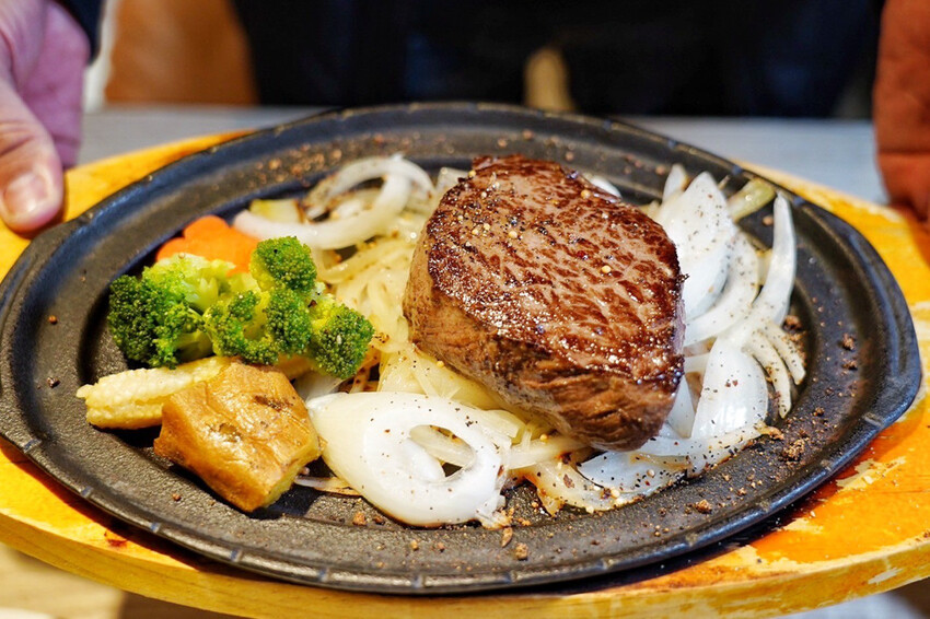 老字號牛排推出新活動！現煎北海道生食級干貝只要19元！每人每客最多爽吃6顆～