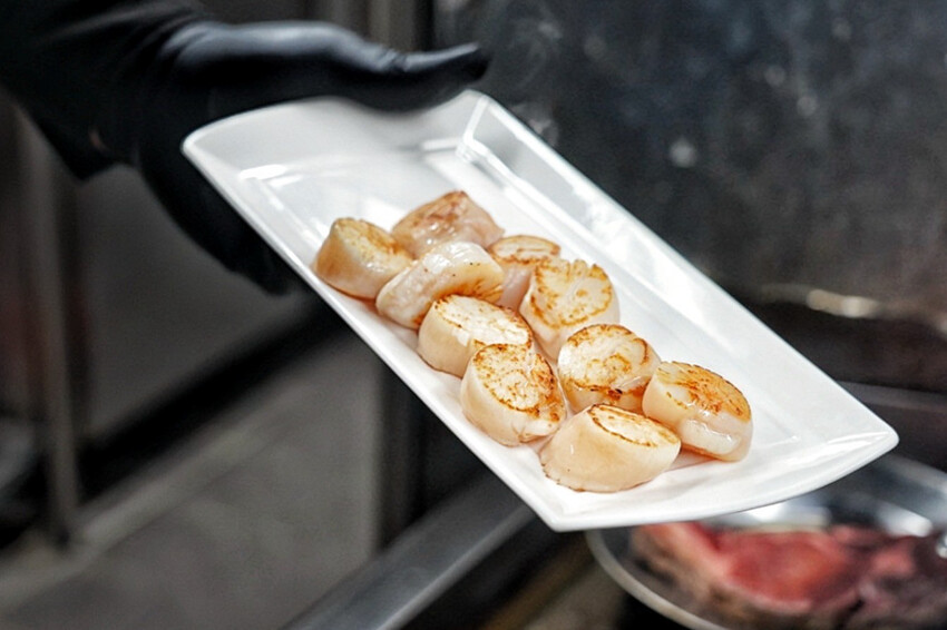 老字號牛排推出新活動！現煎北海道生食級干貝只要19元！每人每客最多爽吃6顆～