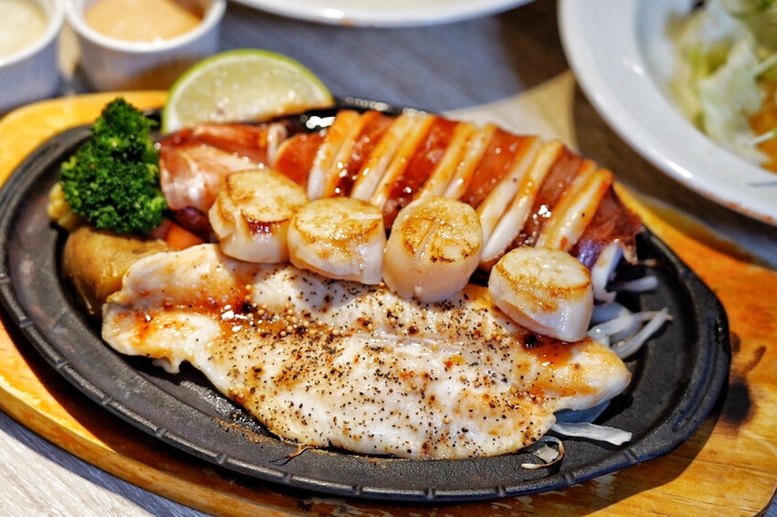 老字號牛排推出新活動！現煎北海道生食級干貝只要19元！每人每客最多爽吃6顆～