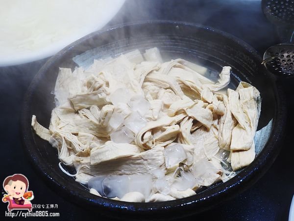 桃園ATT筷食尚美食-鬥牛士二鍋桃園食尚店-平日中午318元吃到飽,超浮誇大仙肉盤每天只限量五組啊!!! (邀約) @民宿女王芽月-美食.旅遊.全台趴趴走