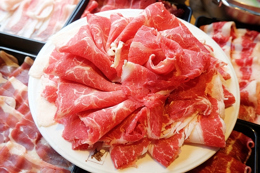 鬥牛士二鍋（桃園食尚店）。挑戰全台最便宜壽喜燒，一人只要328元吃到飽，超過百種食材任你挑！ @蹦啾♥謝蘿莉 La vie heureuse