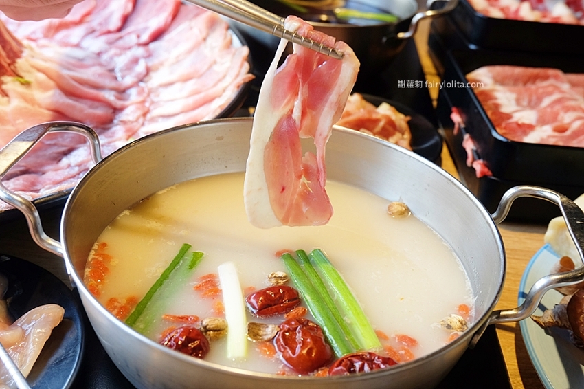 鬥牛士二鍋（桃園食尚店）。挑戰全台最便宜壽喜燒，一人只要328元吃到飽，超過百種食材任你挑！ @蹦啾♥謝蘿莉 La vie heureuse