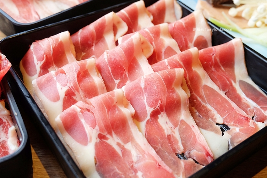 鬥牛士二鍋（桃園食尚店）。挑戰全台最便宜壽喜燒，一人只要328元吃到飽，超過百種食材任你挑！ @蹦啾♥謝蘿莉 La vie heureuse