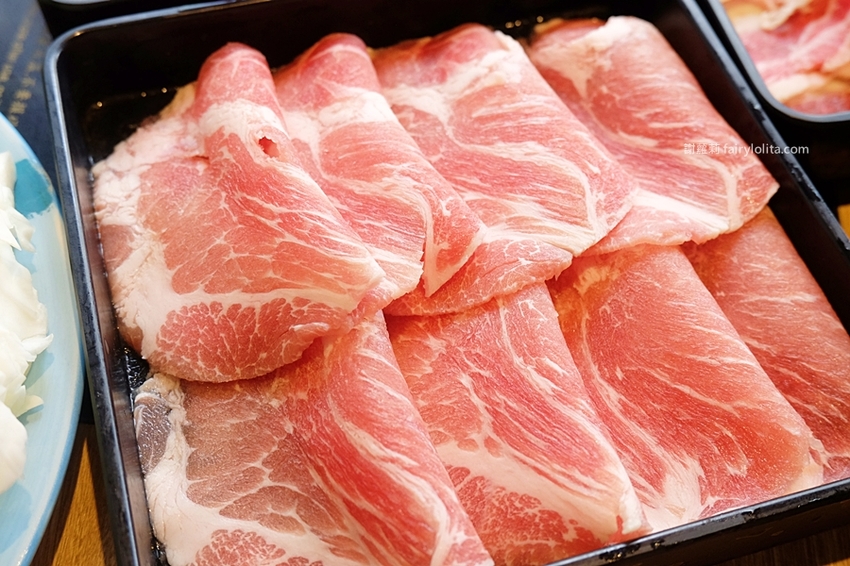 鬥牛士二鍋（桃園食尚店）。挑戰全台最便宜壽喜燒，一人只要328元吃到飽，超過百種食材任你挑！ @蹦啾♥謝蘿莉 La vie heureuse