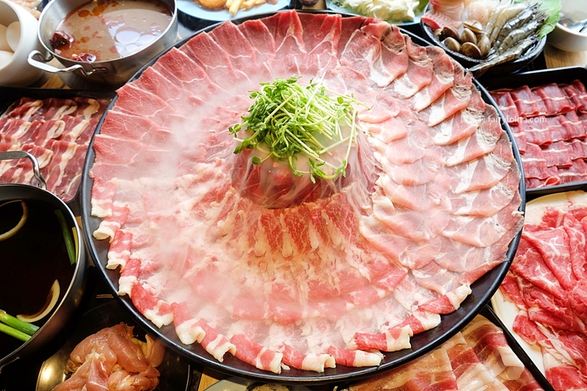 鬥牛士二鍋（桃園食尚店）。挑戰全台最便宜壽喜燒，一人只要328元吃到飽，超過百種食材任你挑！ @蹦啾♥謝蘿莉 La vie heureuse