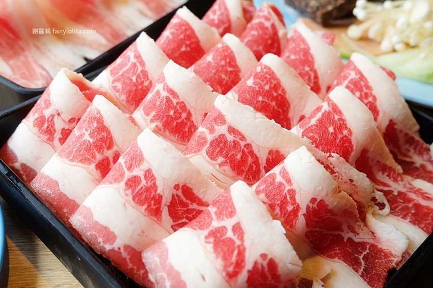 鬥牛士二鍋（桃園食尚店）。挑戰全台最便宜壽喜燒，一人只要328元吃到飽，超過百種食材任你挑！ @蹦啾♥謝蘿莉 La vie heureuse