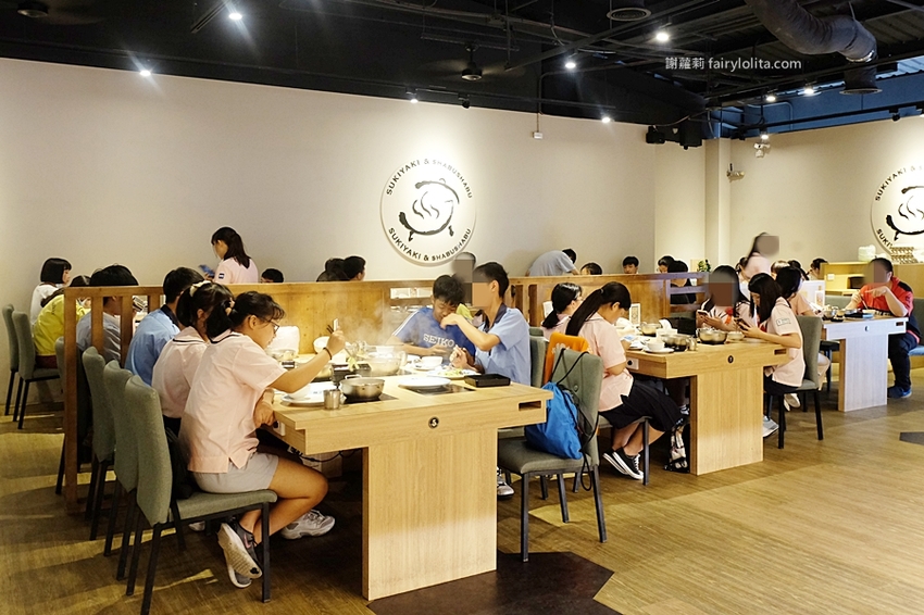 鬥牛士二鍋（桃園食尚店）。挑戰全台最便宜壽喜燒，一人只要328元吃到飽，超過百種食材任你挑！ @蹦啾♥謝蘿莉 La vie heureuse