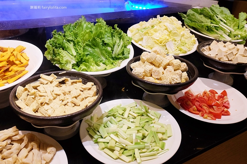 鬥牛士二鍋（桃園食尚店）。挑戰全台最便宜壽喜燒，一人只要328元吃到飽，超過百種食材任你挑！ @蹦啾♥謝蘿莉 La vie heureuse