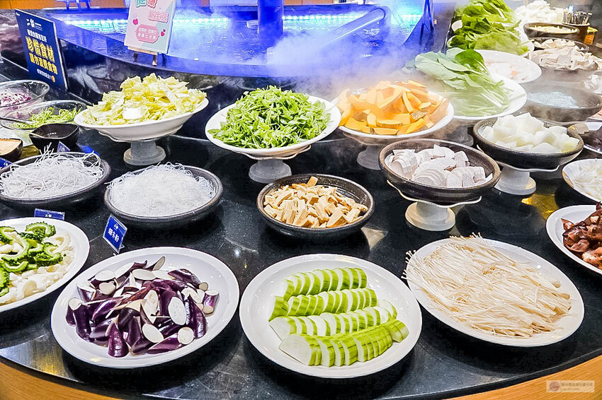 桃園火鍋吃到飽推薦!鬥牛士二鍋大仙肉盤超狂,平日午餐388元吃到飽。