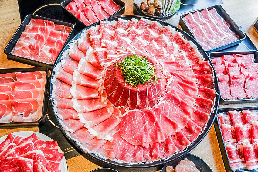 桃園火鍋吃到飽推薦!鬥牛士二鍋大仙肉盤超狂,平日午餐388元吃到飽。