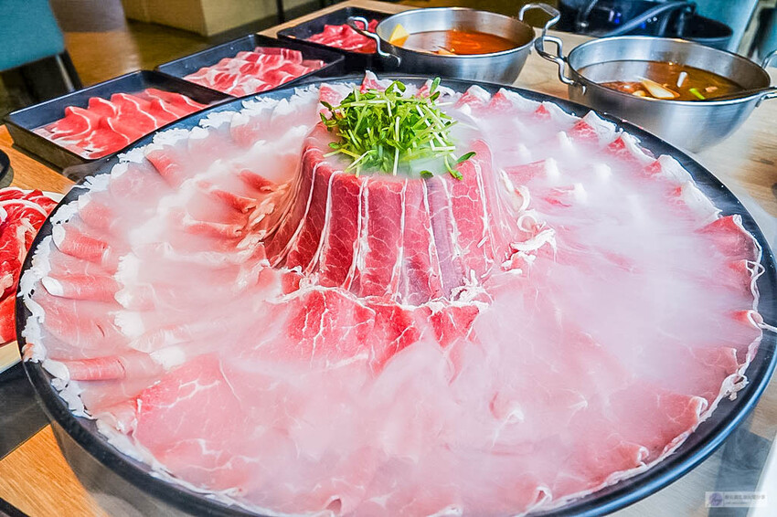 桃園火鍋吃到飽推薦!鬥牛士二鍋大仙肉盤超狂,平日午餐388元吃到飽。
