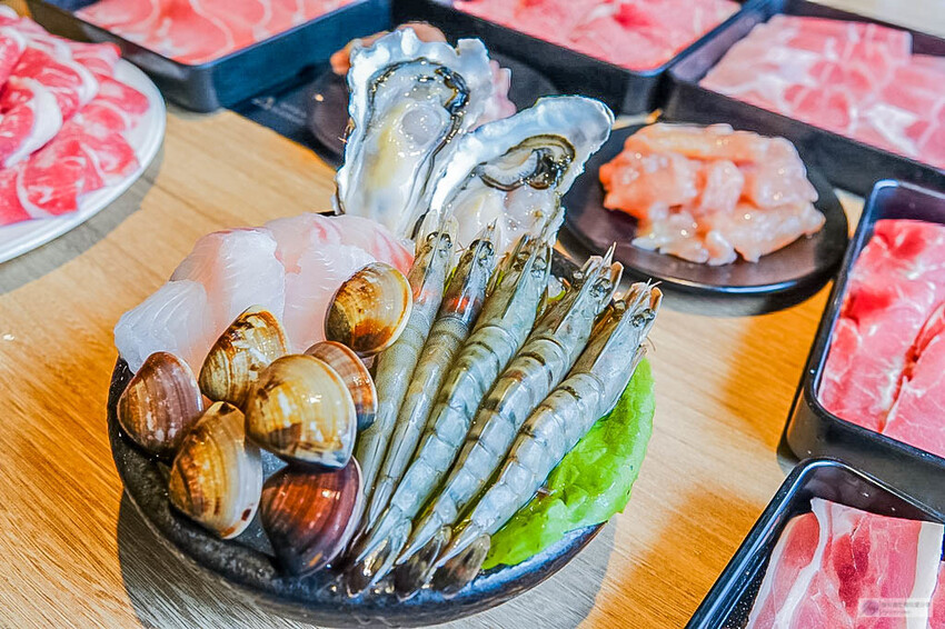 桃園火鍋吃到飽推薦!鬥牛士二鍋大仙肉盤超狂,平日午餐388元吃到飽。