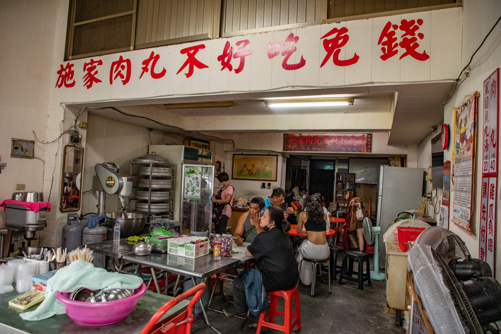 南投埔里美食首選！埔里施家肉丸60年老店，不好吃免錢、免費續大骨湯超值。